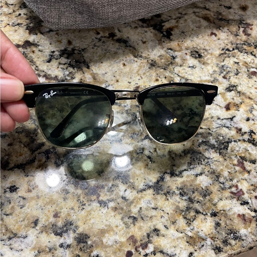 Clubmaster Classic Ray-Ban sunglasses. No case. In good condition